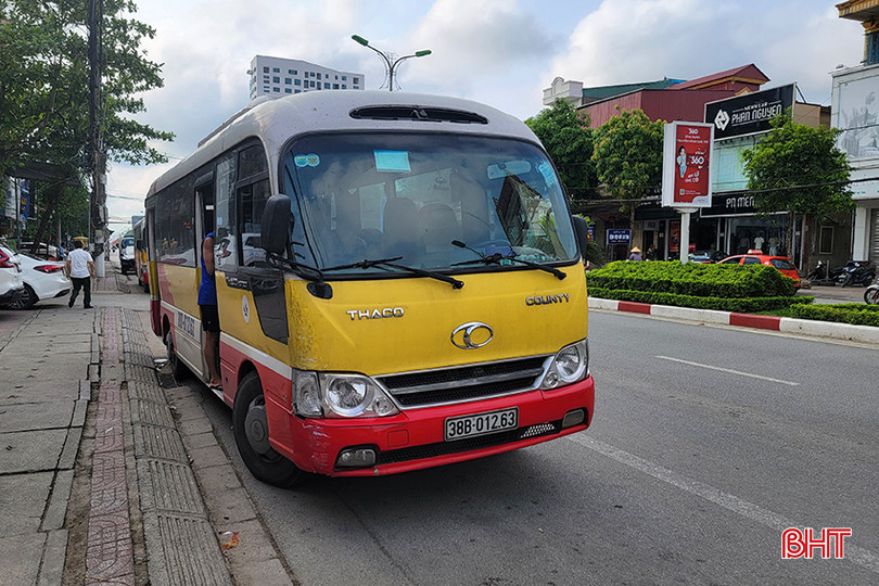 Nếu không quan sát kỹ, người dân rất khó phân biệt giữa xe buýt nhái với xe buýt của Công ty CP Vận tải ô tô Hà Tĩnh bởi hình dáng, màu sơn khá giống nhau. xe-buyt-3.jpg
