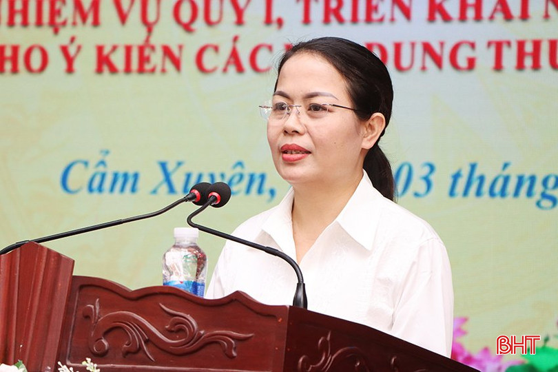 Phó Bí thư Thường trực Huyện ủy Cẩm Xuyên Hà Thị Việt Ánh trình bày báo cáo kết quả 10 năm thực hiện Nghị quyết 33-NQ/TW của Ban Chấp hành Trung ương về xây dựng và phát triển văn hóa, con người Việt Nam đáp ứng yêu cầu phát triển đất nước của huyện Cẩm Xuyên. z5311302457973_ec35dba26e125f7b8aefb10ca4066199.jpg