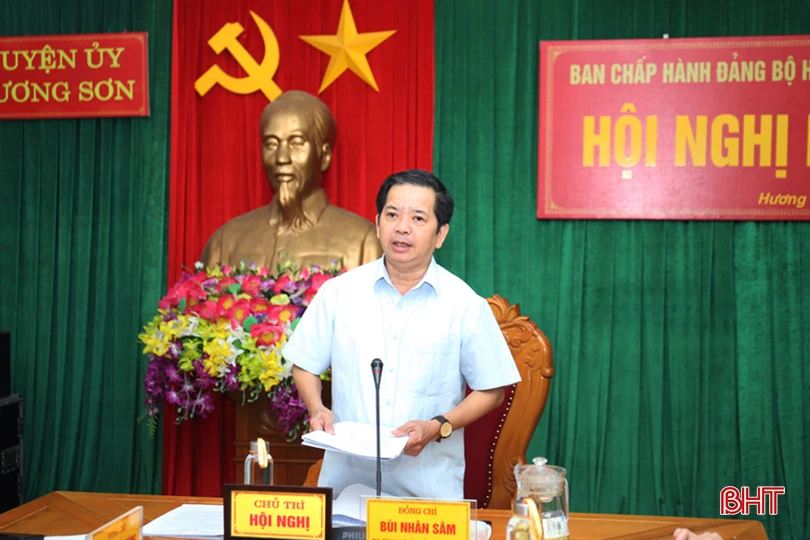 Bí thư Huyện ủy Hương Sơn kết luận hội nghị.