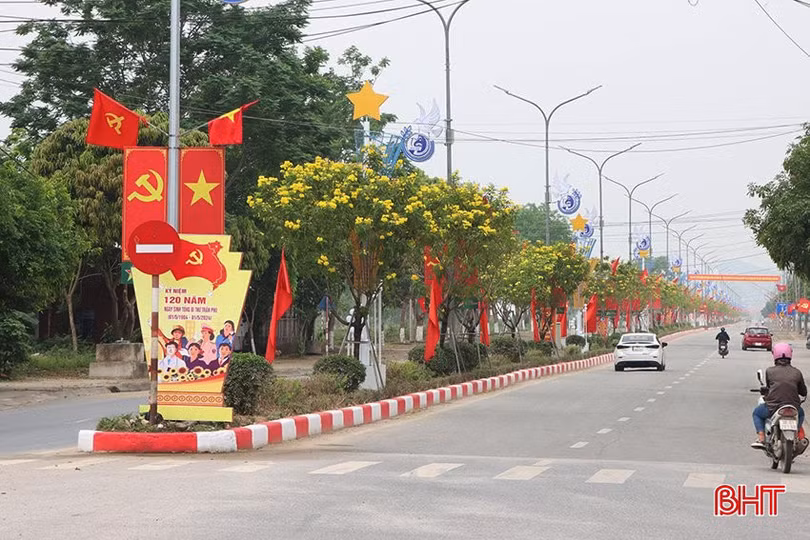 Các tuyến đường chính trên địa bàn huyện Đức Thọ được trang hoàng rực rỡ chào mừng kỷ niệm 120 năm Ngày sinh cố Tổng Bí thư Trần Phú.
