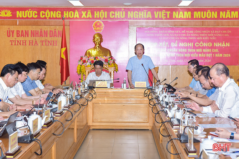 Phó Chủ tịch Thường trực UBND tỉnh Nguyễn Hồng Lĩnh và Chủ tịch Ủy ban MTTQ tỉnh Trần Nhật Tân chủ trì cuộc họp. ANH_3765 mm.jpg