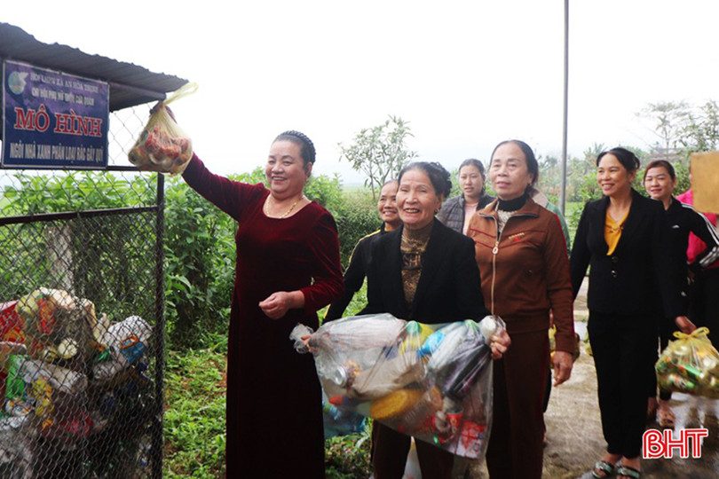 Các hội viên Chi hội Phụ nữ thôn Cừa Quán tham gia gây quỹ bằng việc thu gom vỏ lon bia, chai nhựa bht_br_z5230746435482-c70924b9faaad45350130fe14b739a80-1806.jpg