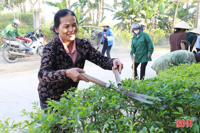 Chị Thuận cùng các hội viên tham gia vệ sinh môi trường tại khu vực hội quán thôn Cừa Quán bht_br_img-0066-576.jpg