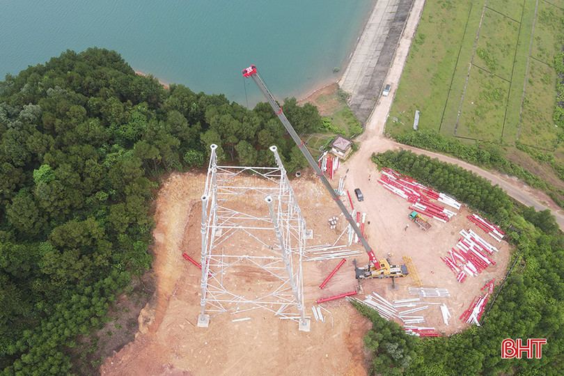 Máy cẩu 400 tấn được huy động thi công dựng cột 135. dien-500kv-2.jpg