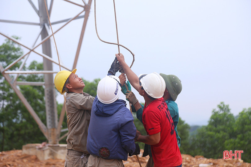 Các công nhân đang thi công kéo cho khoảng néo từ móng cột 279 tới móng cột 281. dien-500kv-9.jpg