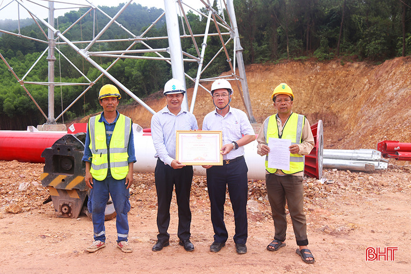 Chủ đầu thường xuyên quan tâm, động viên các nhà thầu thi công đảm bảo tiến độ. dien-500kv-7.jpg