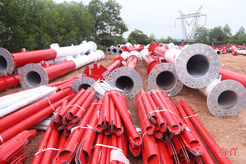 Vật tư, thiết bị được tập kết tận chân công trình để thi công dự án đường dây 500kV mạch 3 dien-500kv-5.jpg