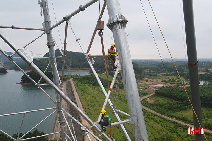 Việc thi công trong điều kiện trên cao gặp nhiều rủi ro nên công tác đảm bảo an toàn cho công nhân luôn được nhà thầu ưu tiên hàng đầu. dien-500kv-1.jpg