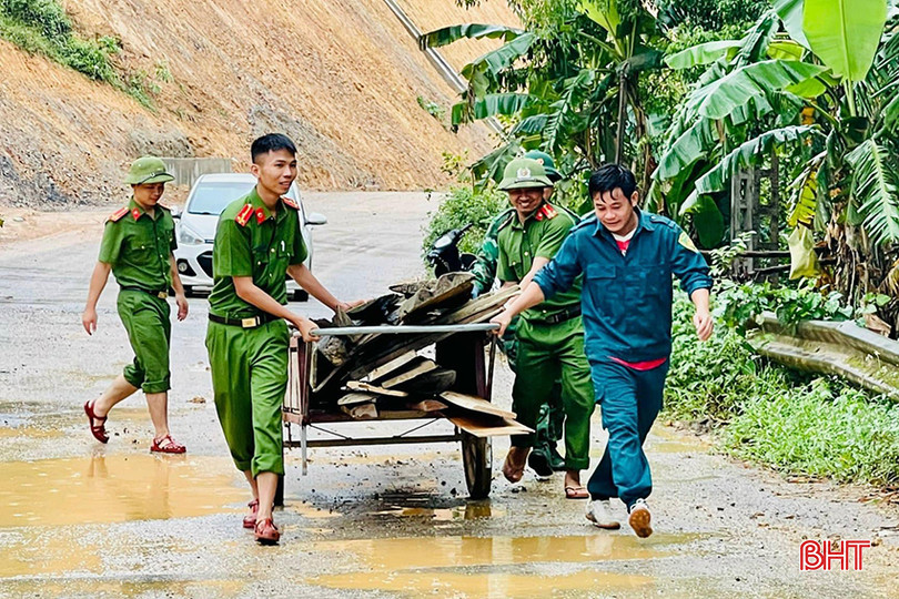 Công an xã bán chuyên trách, bảo vệ dân phố và dân phòng có vai trò quan trọng trong phối hợp với lực lượng công an chính quy thực hiện công tác bảo vệ ANTT, PCCC&CNCH, phòng ngừa, khắc phục hậu quả thiên tai, dịch bệnh… an-ninh-trat-tu-3.jpg