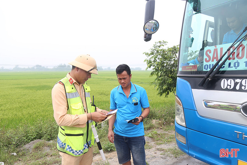 Lực lượng CSGT Công an Hà Tĩnh kiểm tra phương tiện lưu thông trên QL1A an-toan-giao-thong-7.jpg