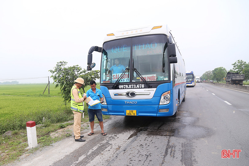 Phòng CSGT Công an Hà Tĩnh tăng cường kiểm tra điều kiện vận tải đối với xe khách trong dịp nghỉ lễ. an-toan-giao-thong-1.jpg