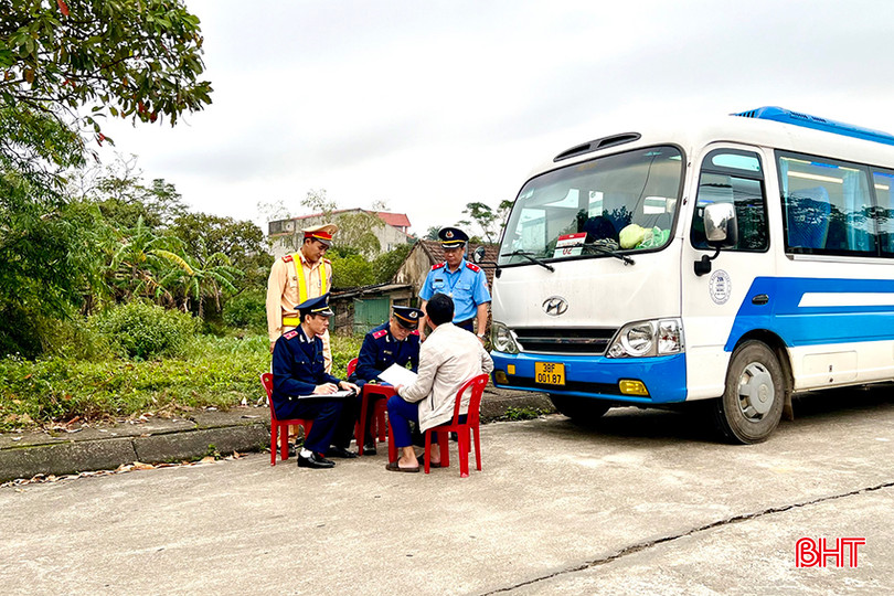 Lực lượng Thanh tra Giao thông phối hợp với CSGT kiểm tra phương tiện xe hợp đồng đưa đón hành khách. an-toan-giao-thong-4.jpg