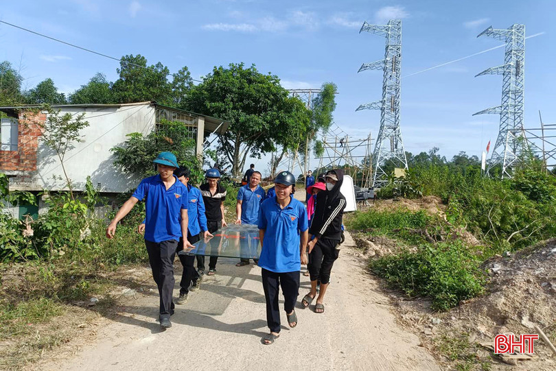 ĐVTN huyện Đức Thọ hỗ trợ người dân di dời công trình, nhà ở trong diện giải phóng mặt bằng cho dự án đường dây 500kV mạch 3. a448184837_851915473637351_8001132512335290441_n.jpg