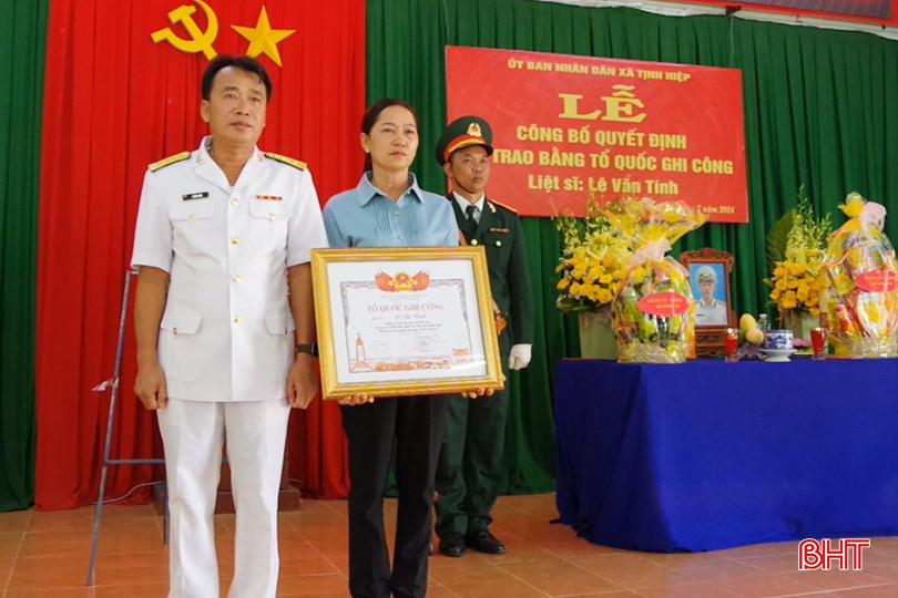 aĐại diện Lữ đoàn 146 trao bằng Tổ quốc ghi công cho gia đình liệt sĩ Lê Văn Tính.jpg