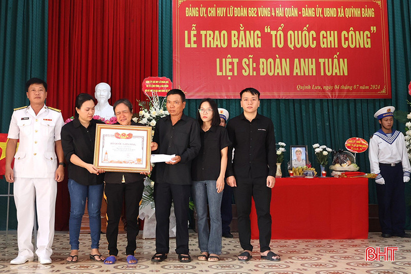 aĐại diện chỉ huy Lữ đoàn 682 trao bằng Tổ quốc ghi công cho gia đình Liệt sĩ Đoàn Anh Tuấn.jpg