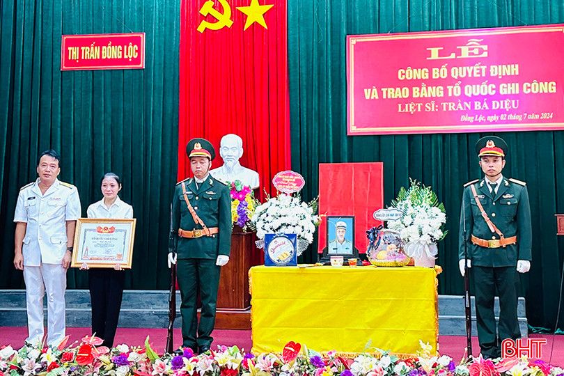 aĐại diện Chỉ huy Lữ đoàn 146 trao Bằng Tổ quôc ghi công cho gia đình Liệt sĩ Trần Bá Diệu.jpg