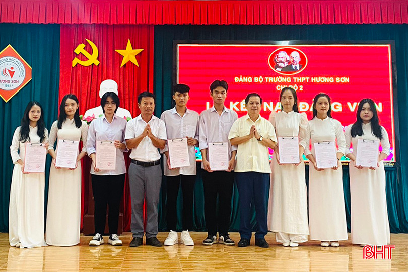 18 đoàn viên ưu tú được kết nạp Đảng tại Đảng bộ Trường THPT Hương Sơn. 35253e3d90f233ac6ae3.jpg