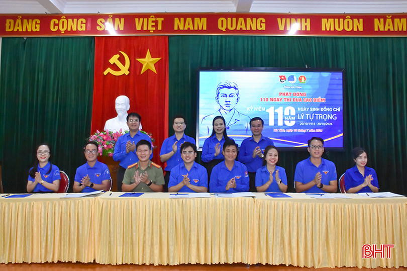 Thường trực các đơn vị lên ký kết thi đua cao điểm chào mừng kỷ niệm 110 năm ngày sinh đồng chí Lý Tự Trọng. a3.jpg