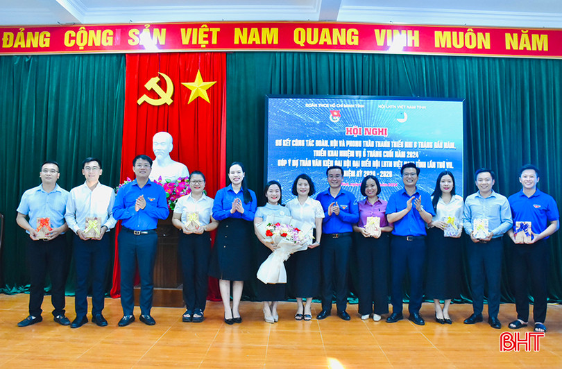 Ban Thường vụ Tỉnh đoàn tặng hoa chúc mừng các đồng chí Bí thư, Phó Bí thư các huyện, thị, thành Đoàn trưởng thành Đoàn và đảm nhận nhiệm vụ mới. a8.jpg