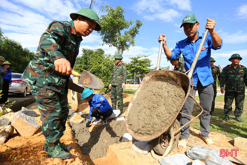 Tuổi trẻ các đơn vị tham gia xây dựng nông thôn mới ở xã Kỳ Sơn. aIMG_4892.jpg