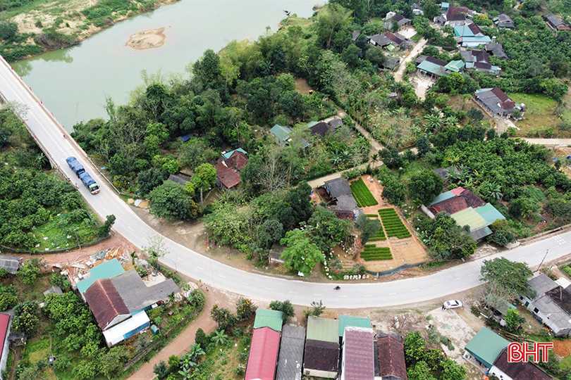 Khúc cua gây mất ATGT trên quốc lộ 15 đoạn gần cầu Địa Lợi, thôn 4, xã Hà Linh, huyện Hương Khê cms-moi-2.jpg