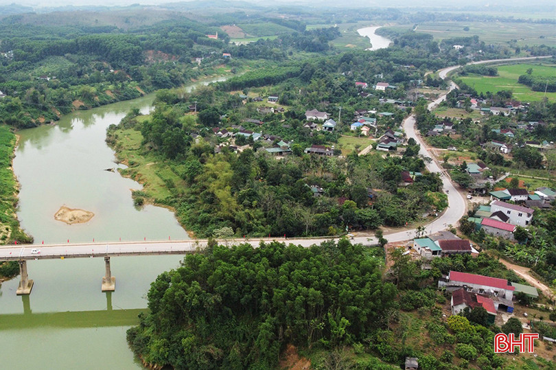 Khúc cua trên tuyến quốc lộ 15 đoạn gần cầu Địa Lợi ở thôn 4, xã Hà Linh, huyện Hương Khê. cms-moi.jpg