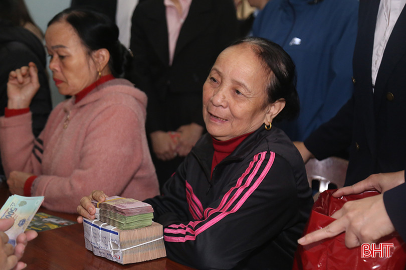 Người dân thôn Bùi Xá, xã Việt Tiến, huyện Thạch Hà nhận tiền bồi thường dự án hạ tầng khu công nghiệp của VSIP. vsip.jpg