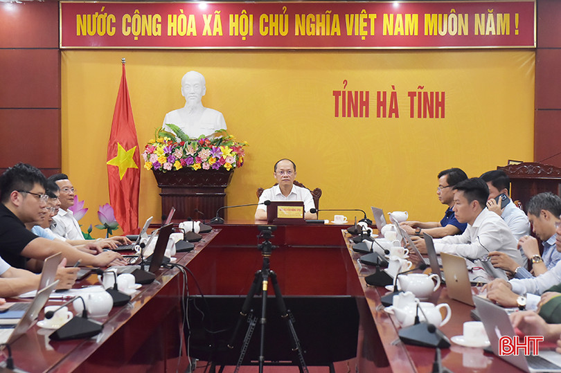 Phó Chủ tịch Thường trực UBND tỉnh Nguyễn Hồng Lĩnh điều hành điểm cầu Hà Tĩnh. 3.jpg