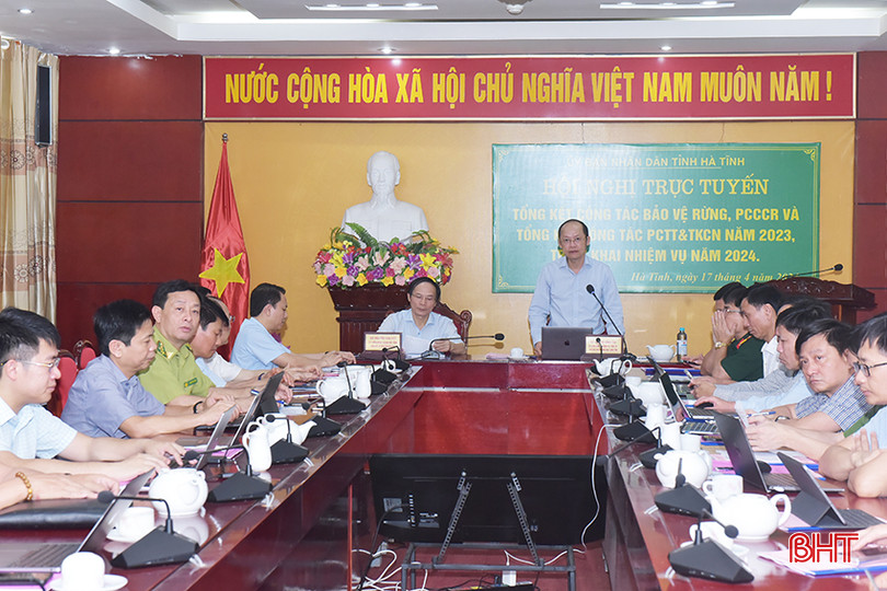 Phó Chủ tịch Thường trực UBND tỉnh Nguyễn Hồng Lĩnh và Giám đốc Sở NN&PTNT Nguyễn Văn Việt chủ trì hội nghị trực tuyến. 4.jpg