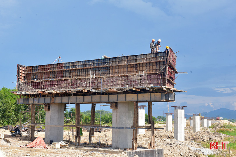 Các cầu trên tuyến chính của dự án cao tốc Bãi Vọt - Hàm Nghi đã cơ bản hoàn thành phần cột trụ và đang thi công xà mũ trụ. 5.jpg