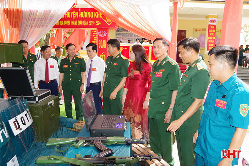 Các đại biểu tham quan các mô hình sáng kiến trong phong trào thi đua quyết thắng. 4.jpg