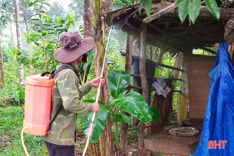 Gia đình ông Hoàng Mạnh Nam (xã Hương Lâm) khử trùng khu vực chuồng trại chăn nuôi. 3.jpg