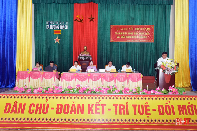 Đại biểu Phạm Xuân Phú - Chánh Văn phòng Đoàn ĐBQH-HĐND tỉnh báo cáo tại hội nghị.