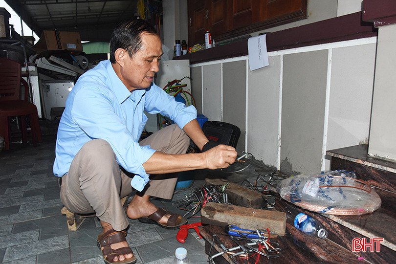 Ông Đường tìm cách cải tiến bẫy diệt chuột. 5.jpg