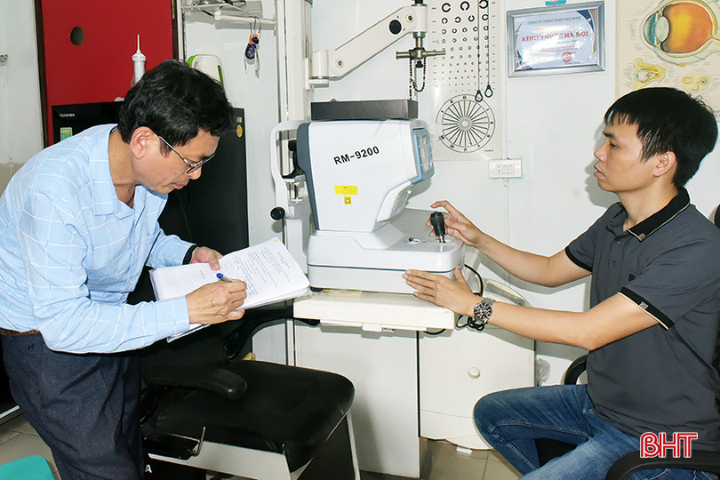 Sở KH&CN Hà Tĩnh đã tăng cường thanh tra, kiểm tra việc chấp hành các quy định về đo lường trong sử dụng phương tiện đo phục vụ kinh doanh kính thuốc và khám chữa bệnh về mắt. 2.jpg