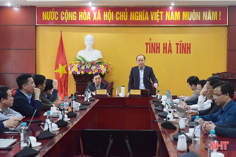Phó Chủ tịch Thường trực UBND tỉnh Nguyễn Hồng Lĩnh điều hành điểm cầu Hà Tĩnh. 6.jpg