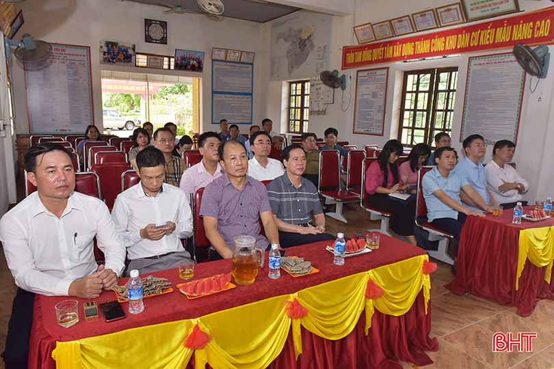 Đoàn công tác nghe giới thiệu về mô hình thôn thông minh tại xã Cẩm Vịnh. 5.jpg