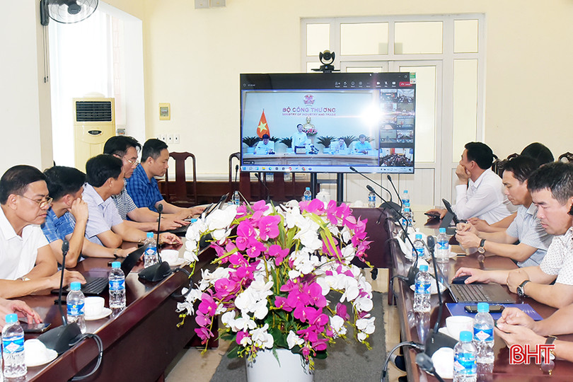 Đại biểu Hà Tĩnh tiếp thu chỉ đạo của Bộ trưởng Nguyễn Hồng Diên tại hội nghị. 1.jpg