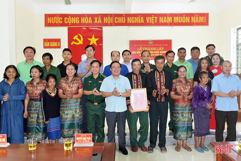 Lãnh đạo Bộ Chỉ huy Bộ đội Biên phòng Hà Tĩnh, Hội Nông dân Hà Tĩnh, huyện Hương Khê và các đơn vị chúc mừng Chi hội Nông dân Bản Giàng 2. a1.jpg