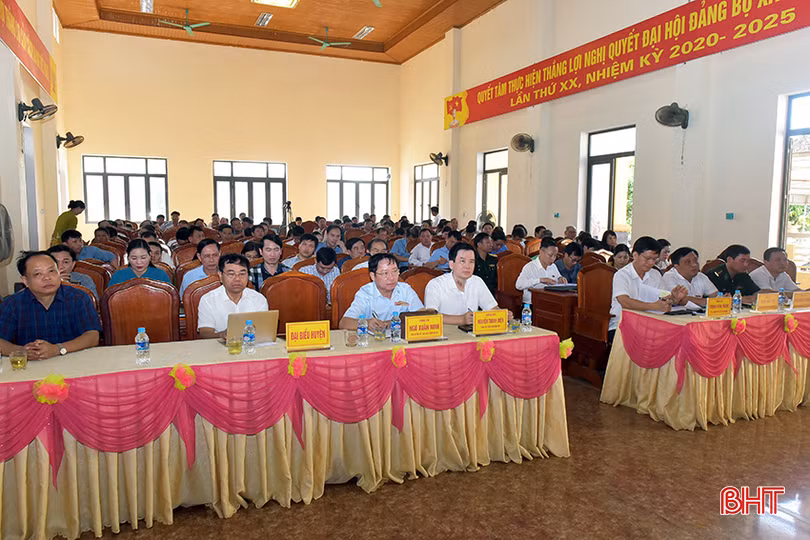 Đại biểu dự hội nghị tại điểm tiếp xúc cử tri xã Hương Trạch.