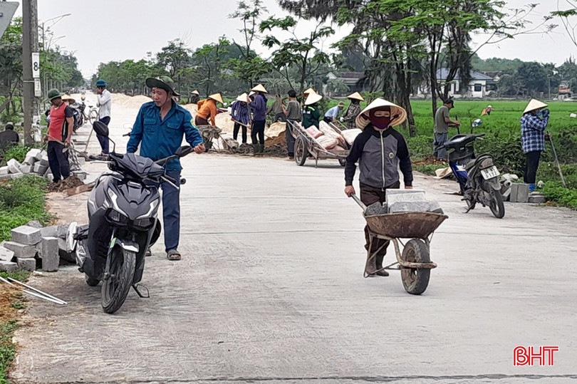 Người dân thị trấn Thiên Cầm (Cẩm Xuyên) nâng chất các tiêu chí đô thị văn minh. 2.jpg