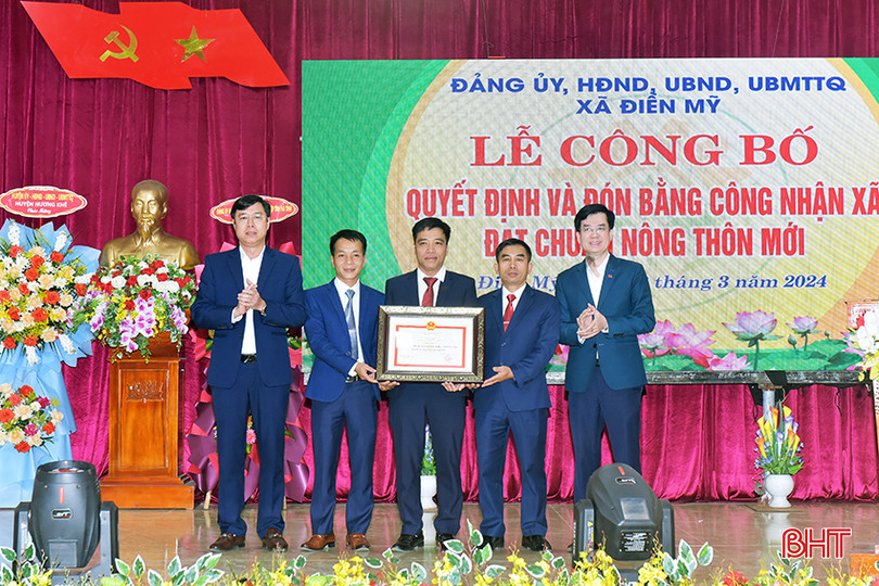 Lãnh đạo huyện Hương Khê trao bằng công nhận xã Điền Mỹ đạt chuẩn NTM. 2.jpg