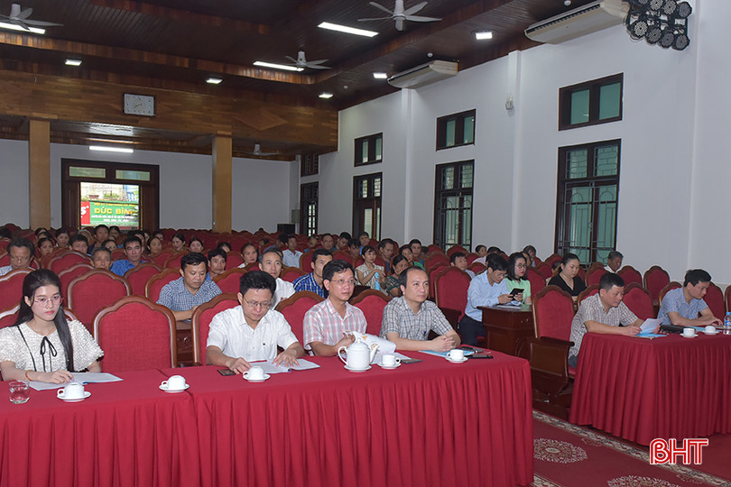 Lãnh đạo Sở KH&CN, UBND thành phố Hà Tĩnh và hơn 100 đại biểu là chủ các cơ sở sản xuất, kinh sản phẩm bánh đa nem tham dự hội thảo. 3.jpg