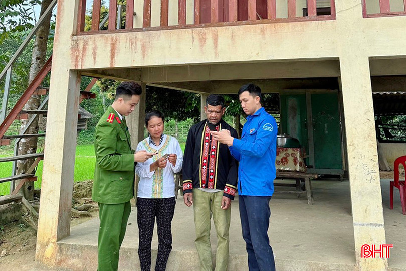 Anh Trần Song Hào (ngoài cùng bên phải) phối hợp hướng dẫn đồng bào cài đặt và kích hoạt ứng dụng VNEID. 4.jpg