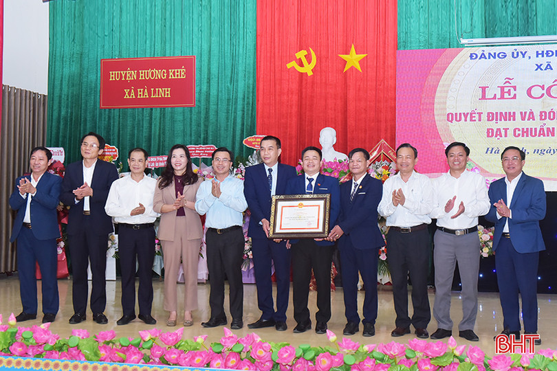 Đại diện lãnh đạo các sở, ngành cấp tỉnh; lãnh đạo huyện Hương Khê trao bằng và tặng hoa chúc mừng xã Hà Linh đạt chuẩn NTM. 5.jpg