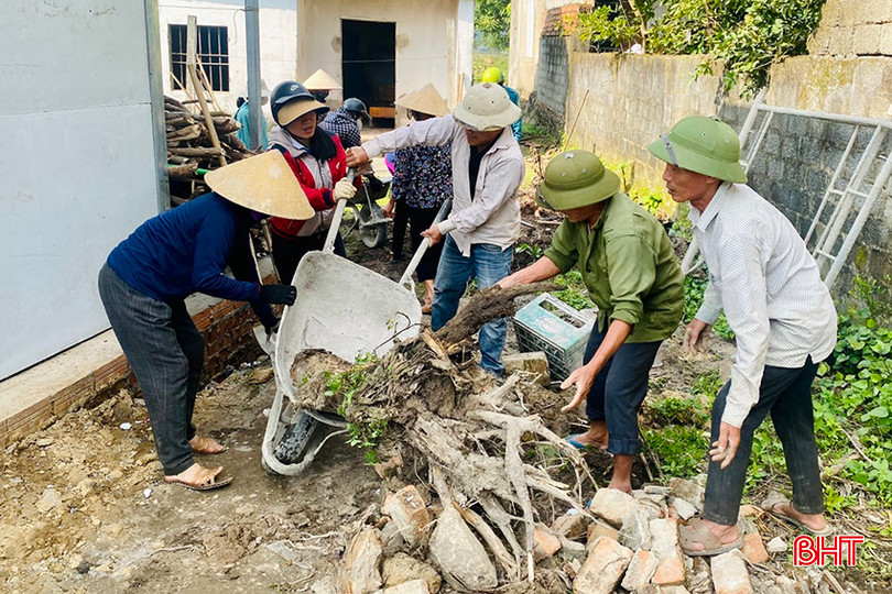 Nông dân thị xã Hồng Lĩnh hăng hái thực hiện các phần việc góp phần xây dựng đô thị văn minh. 3.jpg