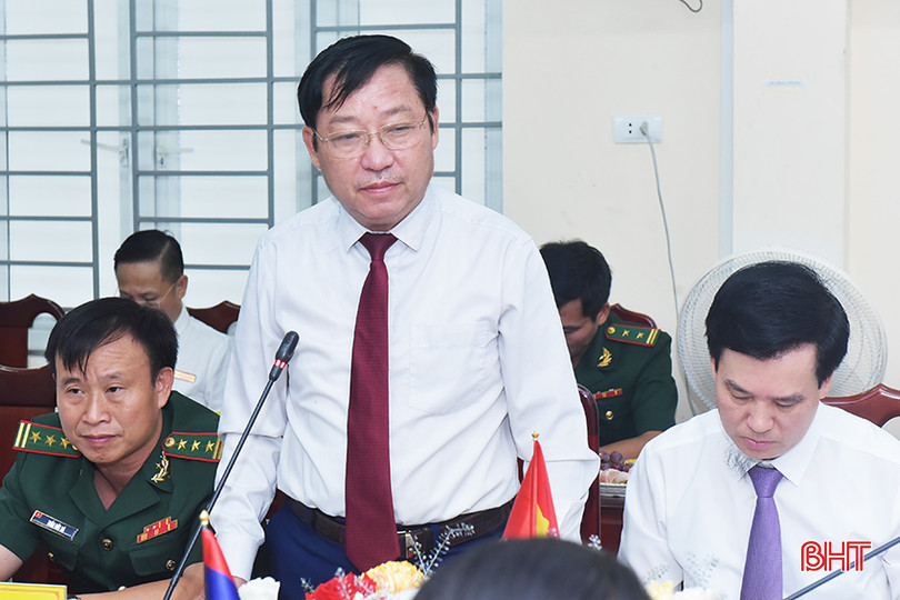 Chủ tịch UBND huyện Hương Khê Ngô Xuân Ninh: Hương Khê đang nghiên cứu, đề xuất mở cửa khẩu với nước bạn Lào (tại xã Hương Vĩnh). Mong muốn các đơn vị, phòng, ngành liên quan của 2 địa phương cùng nỗ lực để hiện thực hóa chủ trương này, từ đó mở ra cơ hội hợp tác thuận lợi hơn trong tương lai. 3.jpg