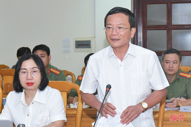 Phó Chủ tịch HĐND tỉnh Trần Văn Kỳ tham gia góp ý vào các nội dung thảo luận tại cuộc họp. 4.jpg