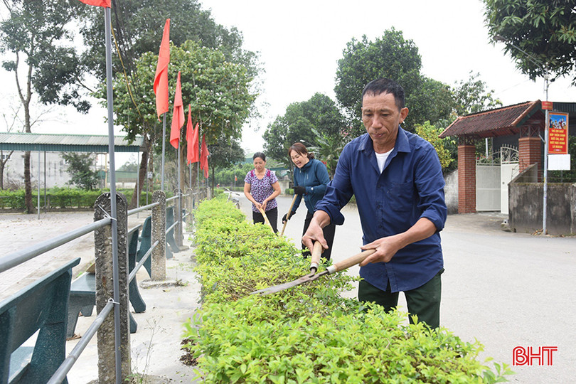 Ông Võ Bá Lâm và người dân thôn Thạch Thành (xã Tùng Ảnh) quyết tâm hoàn thành các phần việc chào mừng 120 ngày sinh cố Tổng Bí thư Trần Phú. a5.jpg