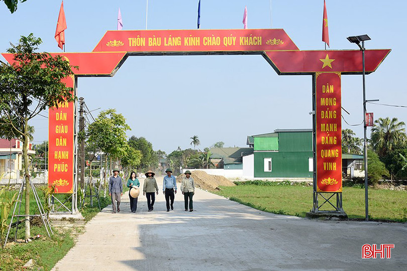 Mỗi công trình, phần việc trong những ngày này không chỉ góp phần xây dựng NTM mà còn khẳng định truyền thống cách mạng, niềm tin vào Đảng của nhân dân Hà Tĩnh Trong ảnh: Khu dân cư kiểu mẫu thôn Bàu Láng, xã Thạch Đài, Thạch Hà. a1.jpg